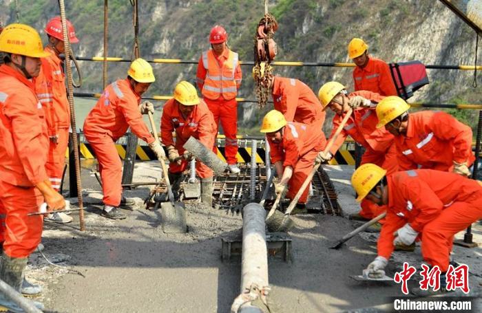 四川峨眉汉源高速公路峨边大渡河大桥成功合拢