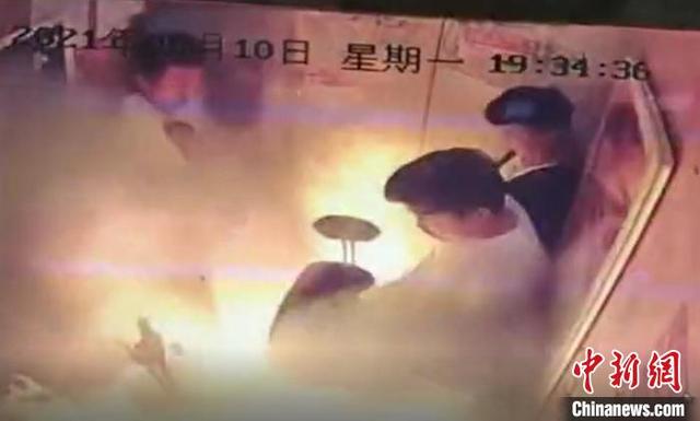 参观“电瓶车电梯爆燃”事故小区:楼道里还有居民在给车充电