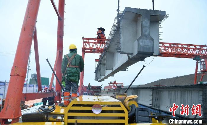 九马高速公路第一根梁成功架设 预计2024年竣工通车