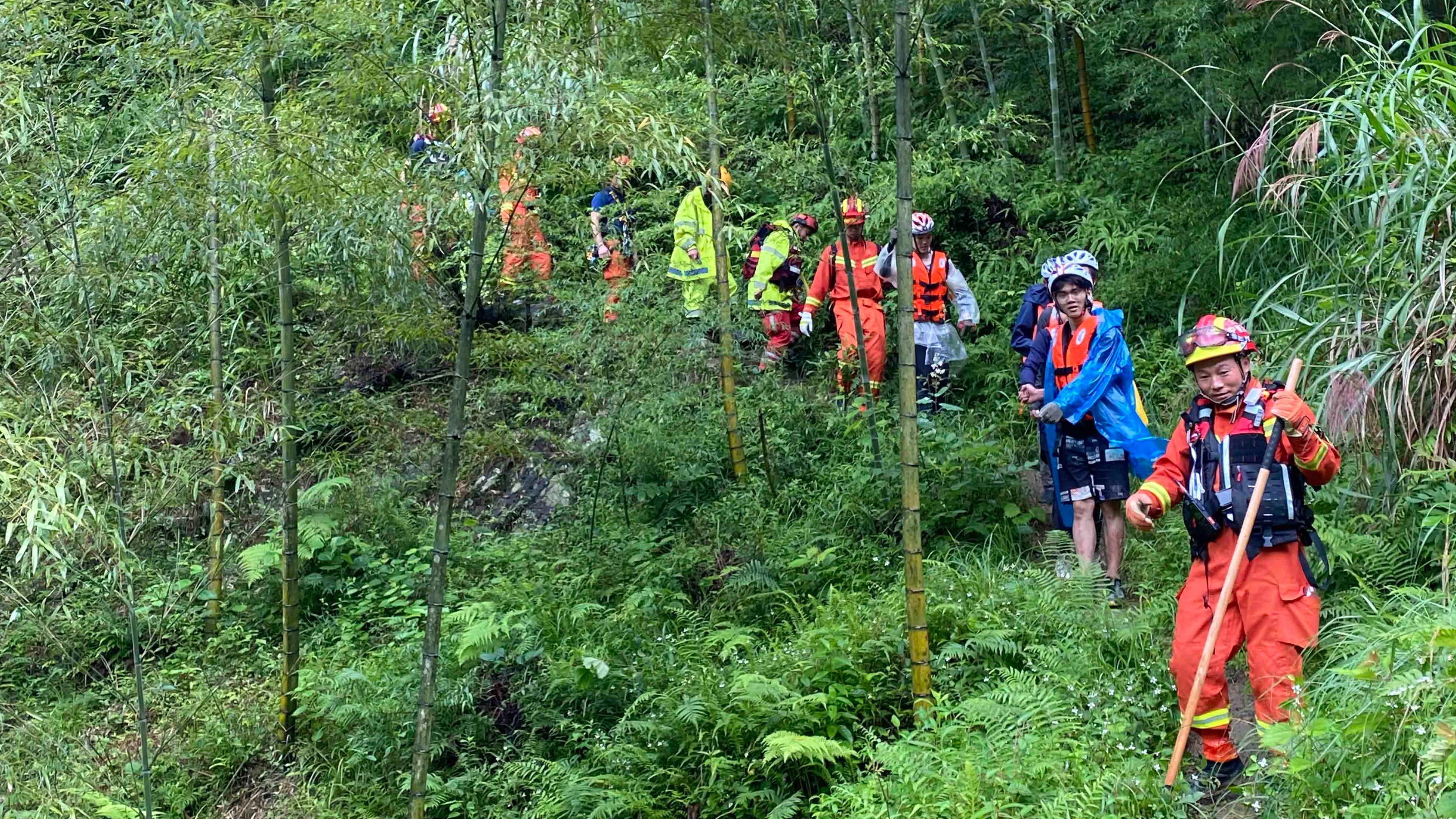 67名旅游爱好者因大雨被困宁波山区 已全部安全转移