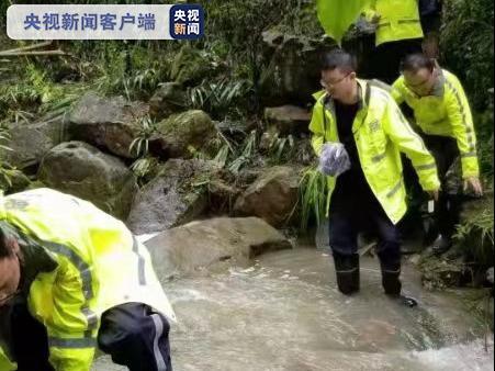 50小时 重庆警方组织村民冒雨寻找一名采蘑菇失踪7岁男孩