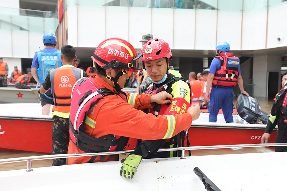 郑州阜外华中医院2400多名被困病人和医护全部转移完毕