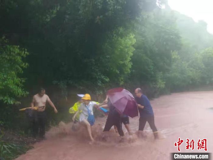 四川大竹遭遇“最强降雨”有人求助称亲属被洪水冲走，当地正核查