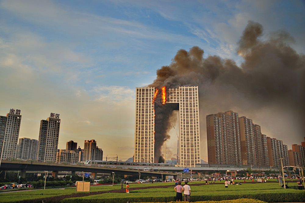 应急部消防救援局：大连凯旋国际火灾暂无伤亡报告，开始内攻灭火