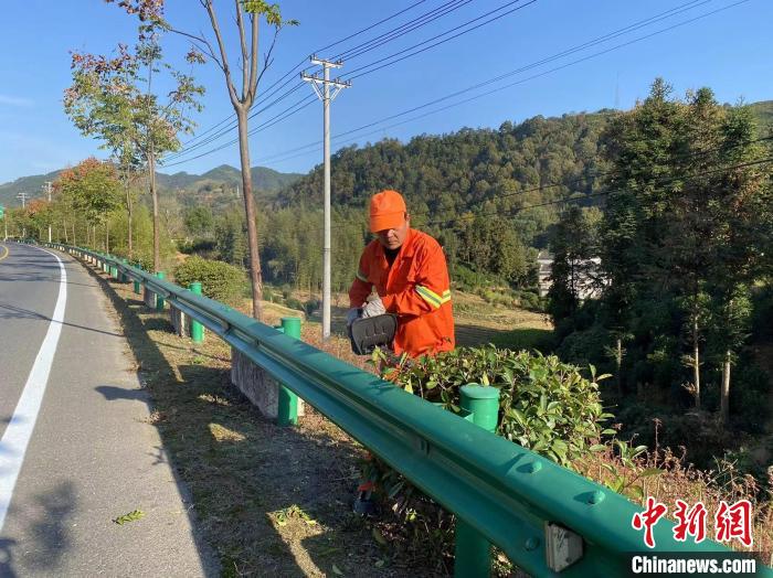 安徽黄山:公路沿线风景如画