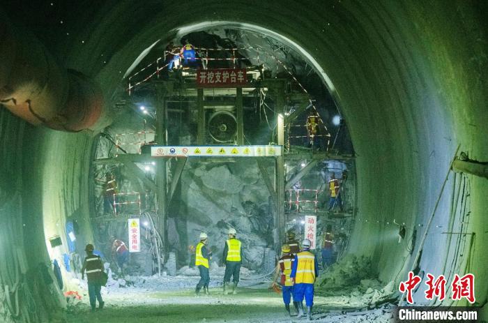 成兰铁路特长、极高风险岳龙门隧道左线贯通