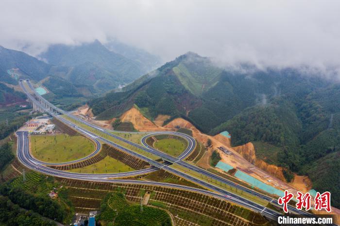 广西桂林至柳城高速公路项目正式建成通车