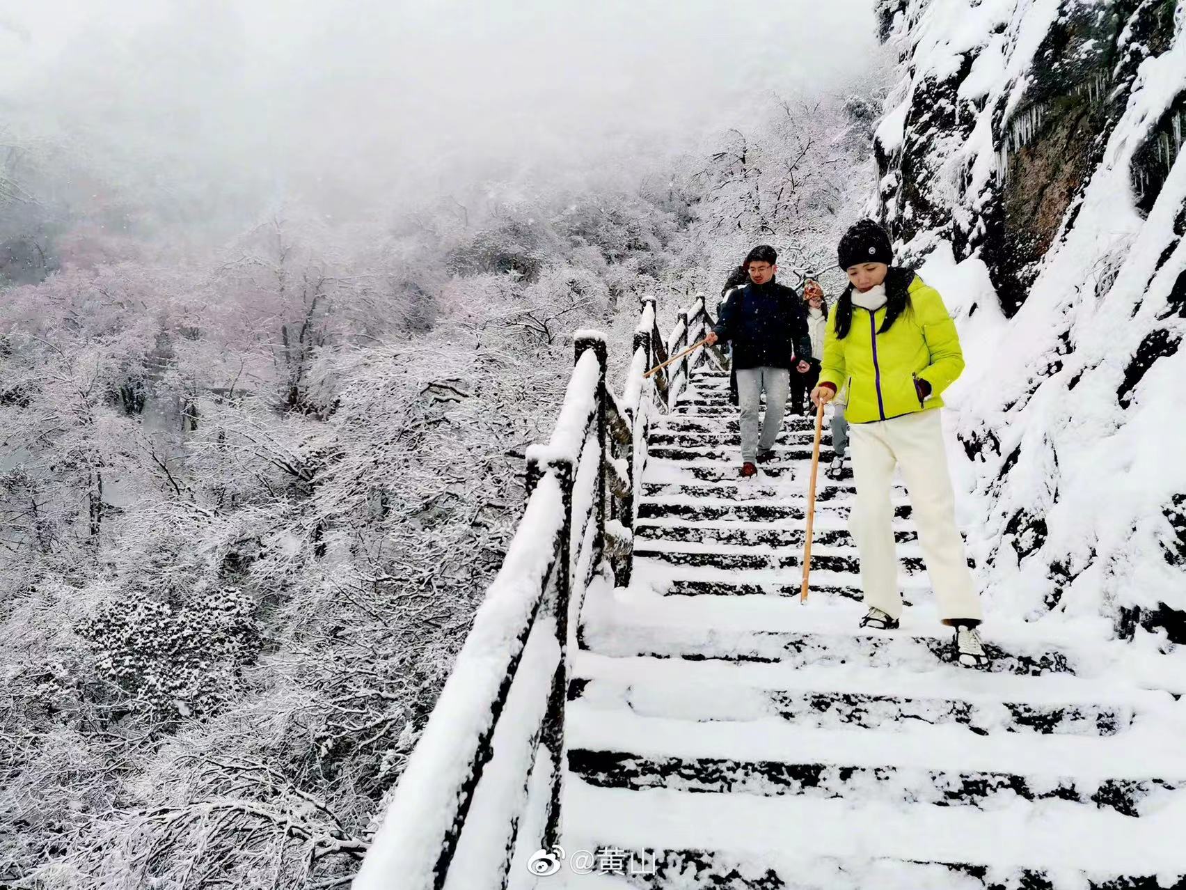 黄山连续雨雪造成峰顶积雪11厘米 景区照常积极响应游客接待