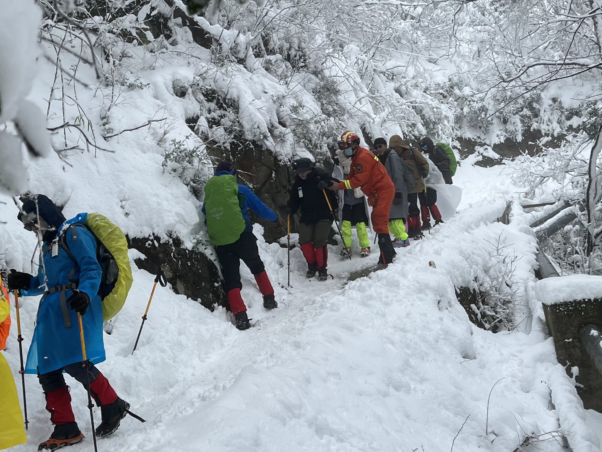 云南德钦40多名游客因雪被困雨崩景区 消防队员徒步护送他们下山