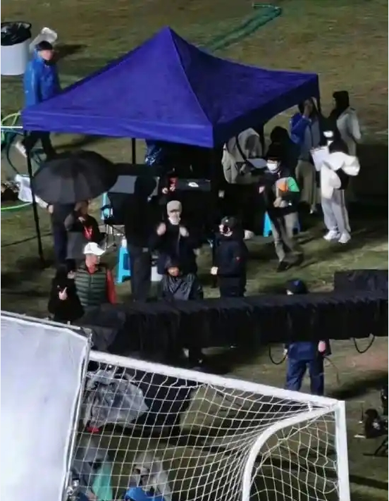 周星驰《女足》片场照曝光 疲态尽显