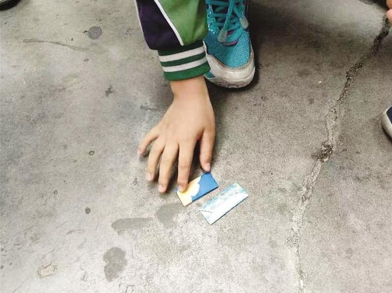 小学生沉迷烟卡玩断2根手指