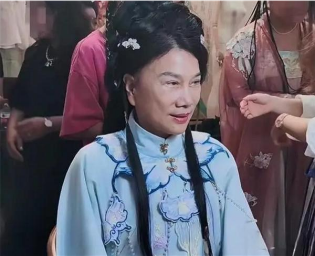 董明珠体验汉服
