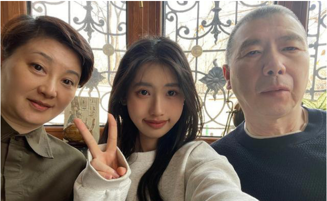 徐帆携18岁女儿徐朵登上杂志封面