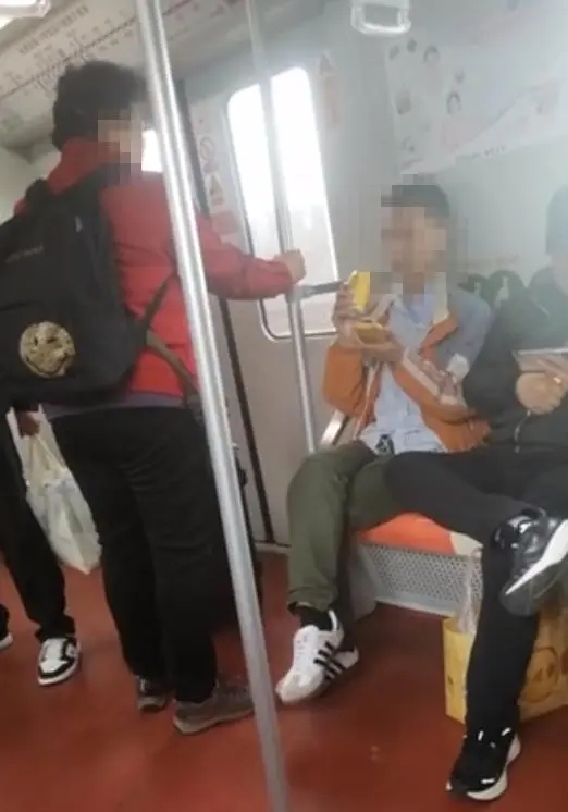 小伙坐爱心座拒让老人:我买票了