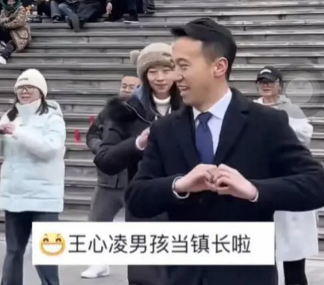 镇长跳《爱你》笑得嘴角压不住