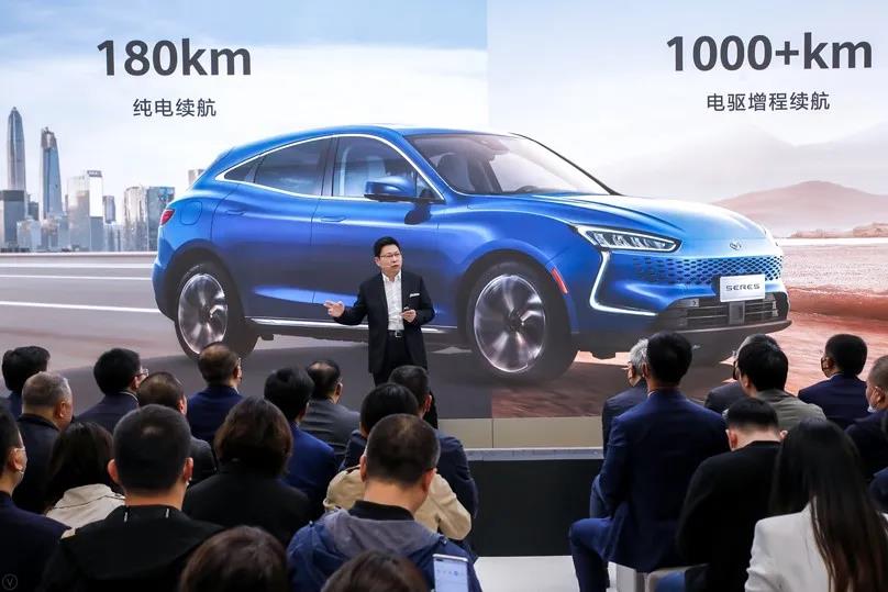 实探华为卖车：半小时20人问询 附近特斯