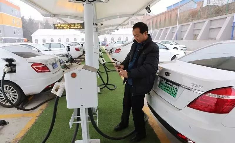 卖盒饭 做零食 联合起来:私人充电站靠小