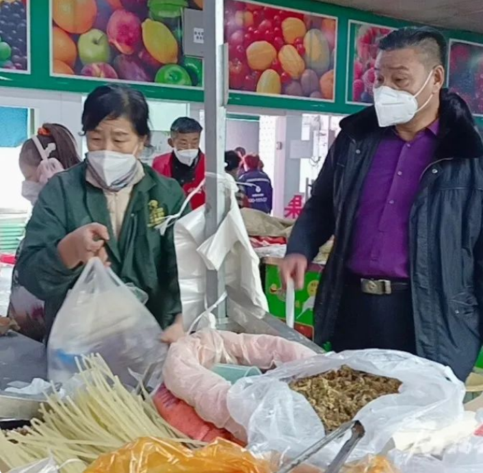 乌鲁木齐市部分农贸市场恢复营业 “生意比