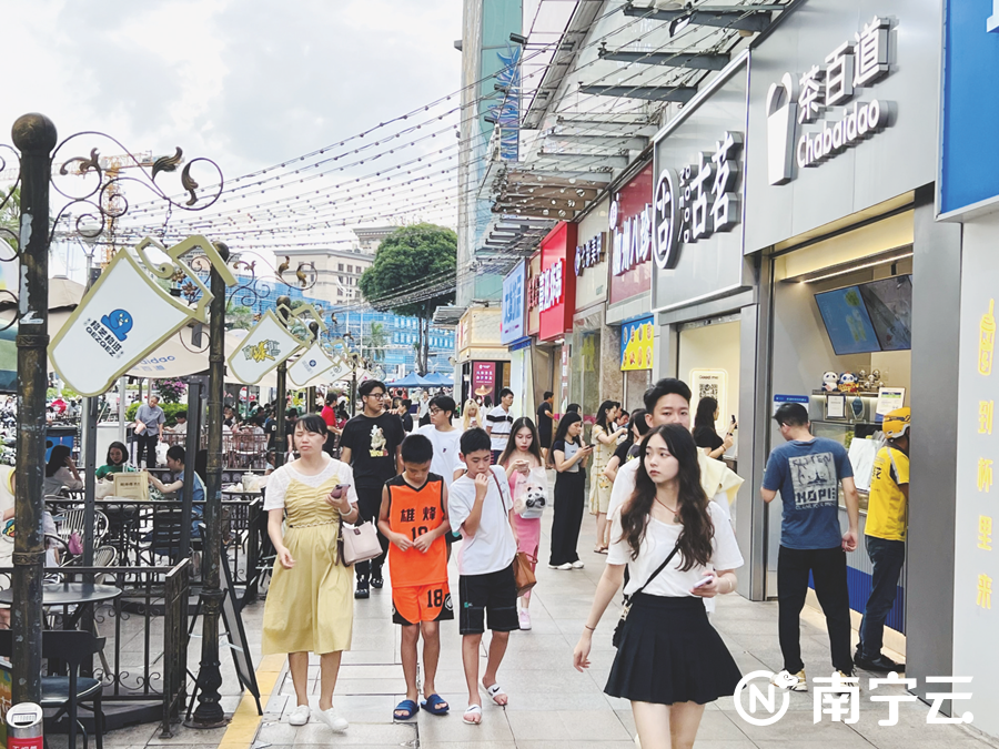 南宁暑期消费市场持续升温 消费券“秒光”