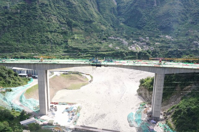 打通运梁通道！泸石高速首座连续性刚构桥单