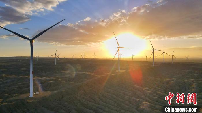青海柴达木盆地:“逐日追风” 处处“好风
