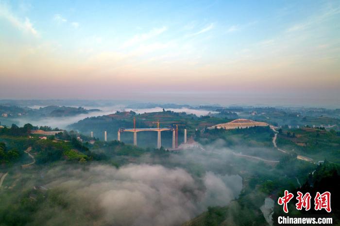 成自贡高铁一号线高桥连续梁浇筑完成实现合