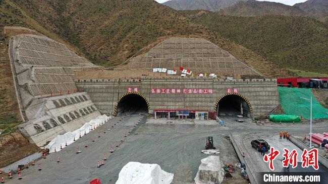 敦当高速阿尔金山隧道全线贯通 加速西部通