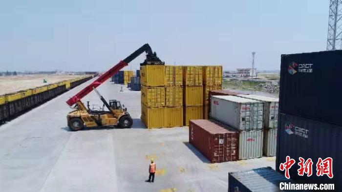 西部陆海新通道建设活力释放海铁联运列车强