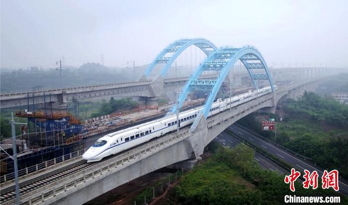 智能巡检机器人在绵芦高铁泸州段试运行阶段