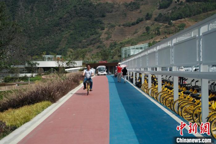 云南省怒江小沙坝服务区:美丽的高速公路给