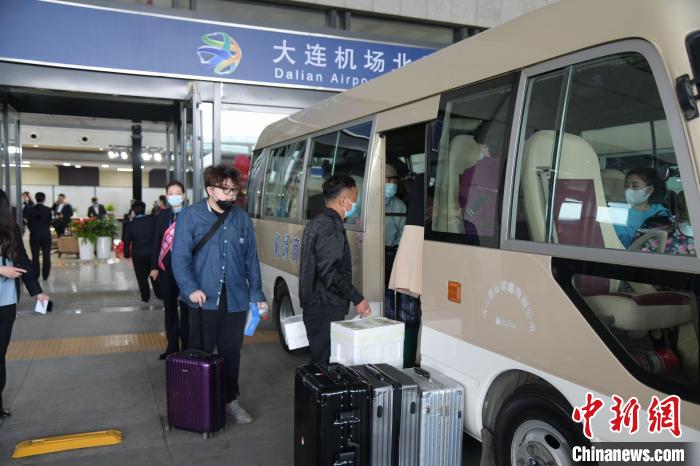 大连市首个机场航站楼正式开通 实现“空铁