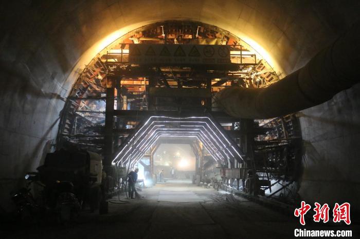 成昆铁路复线冕宁至米易段25条隧道全部贯