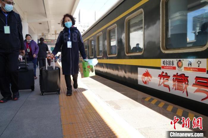 哈尔滨铁路开通黑龙江省首列“龙藏”旅游列