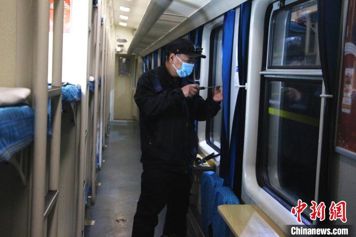 春运高峰守夜:保证每趟列车“健康”出站运