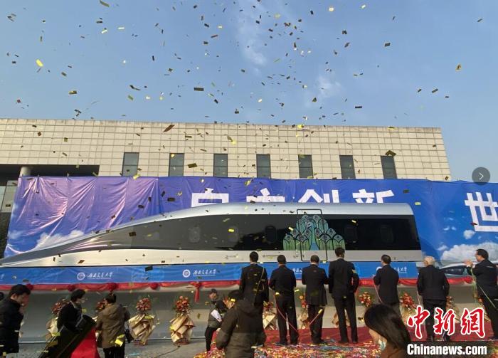 世界上第一辆高温超导高速磁悬浮工程样机车