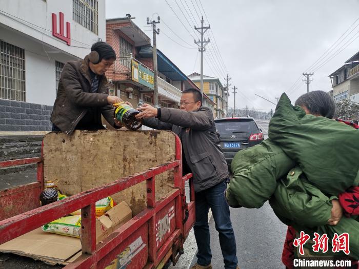 湖北省恩施市为受灾家庭发放1743万元冬