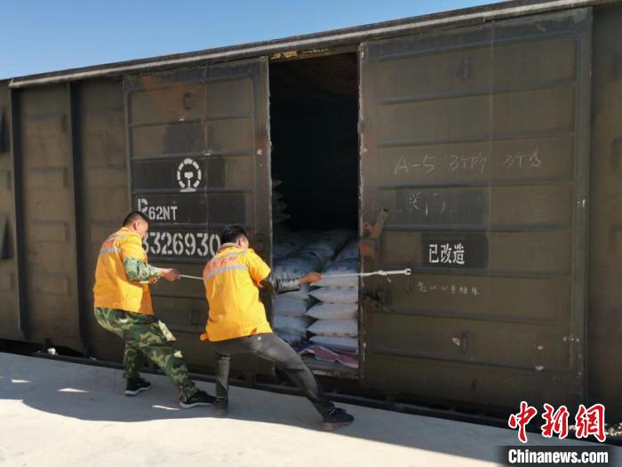 云南大林铁路开通首个货运业务 1200吨