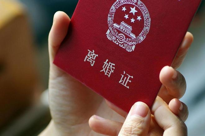 离异父母均拒接孩子 司机当场怒斥：孩子不